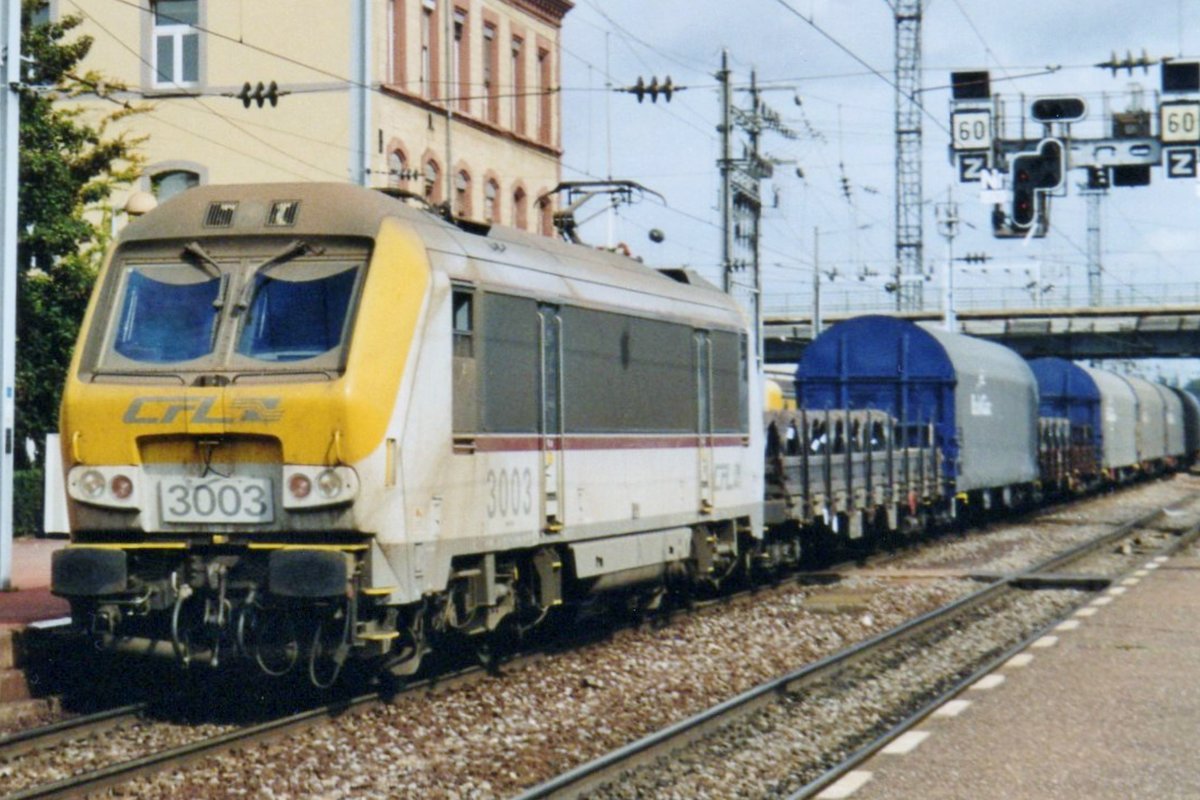 Stahlzug mit CFL 3003 durchfahrt am 20 Mai 2004 Thionville.