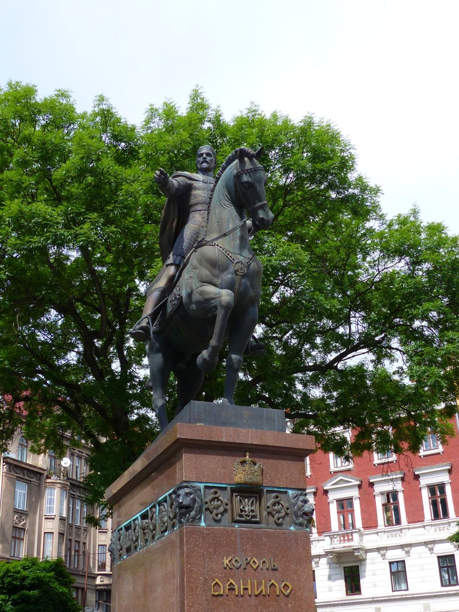 Standbild Knig Danilo. Halytska pLATZ, Lviv, Ukraine 08-06-2017.

Standbeeld koning Danilo. Halytska plein, Lviv, Oekrane 08-06-2017.