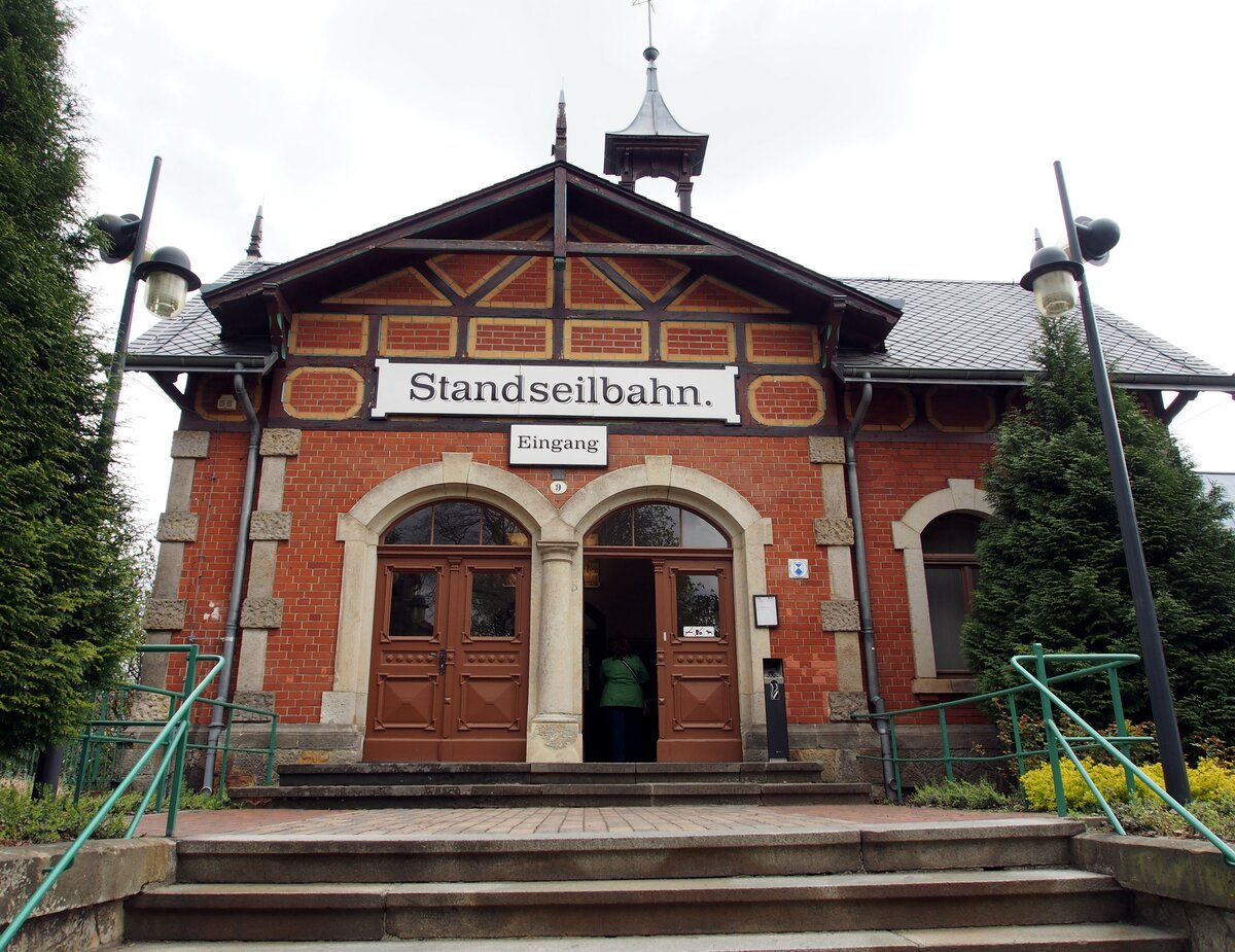 Standseilbahn in Dresden Loschwitz am 18.04.2015. Empfangsgebäude Bergstation.