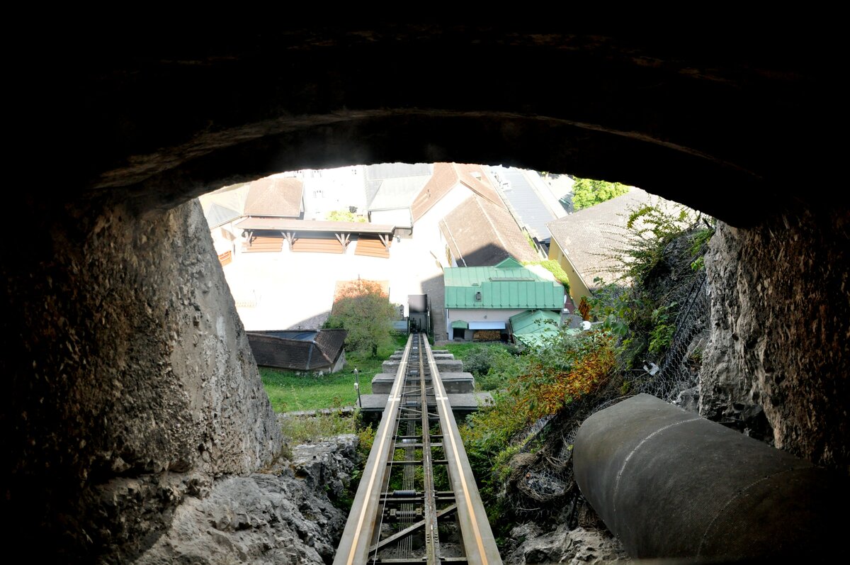 Standseilbahn zur Festung Kufstein am 12.08.2022. Blick aus der Bahn auf die Strecke.