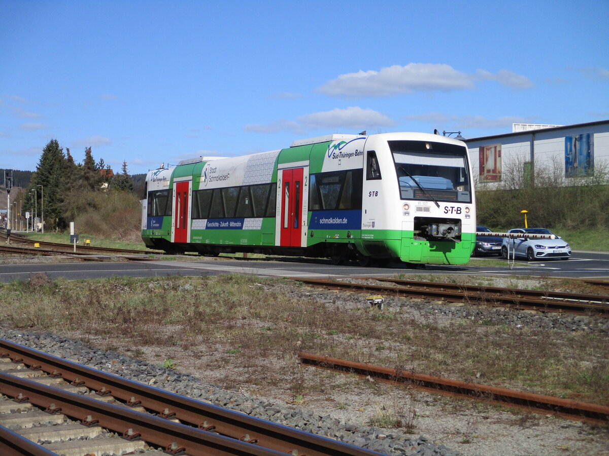 STB VT107 als RB Eisenach-Neuhaus am Rennweg verließ,am 06.April 2025,den Bahnhof Walldorf,in Richtung Meiningen.Der VT107 bekam ich an diesem noch mehrmals vor die Linse.