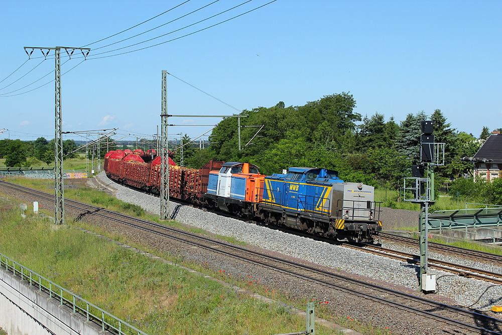 Stendal, 06.06.2014 10:11 Uhr - MWB V 1702 und 212 297 der NBE kommen mit einem Holzzug aus Richtung Wittenberge und fuhren in Richtung Magdeburg weiter