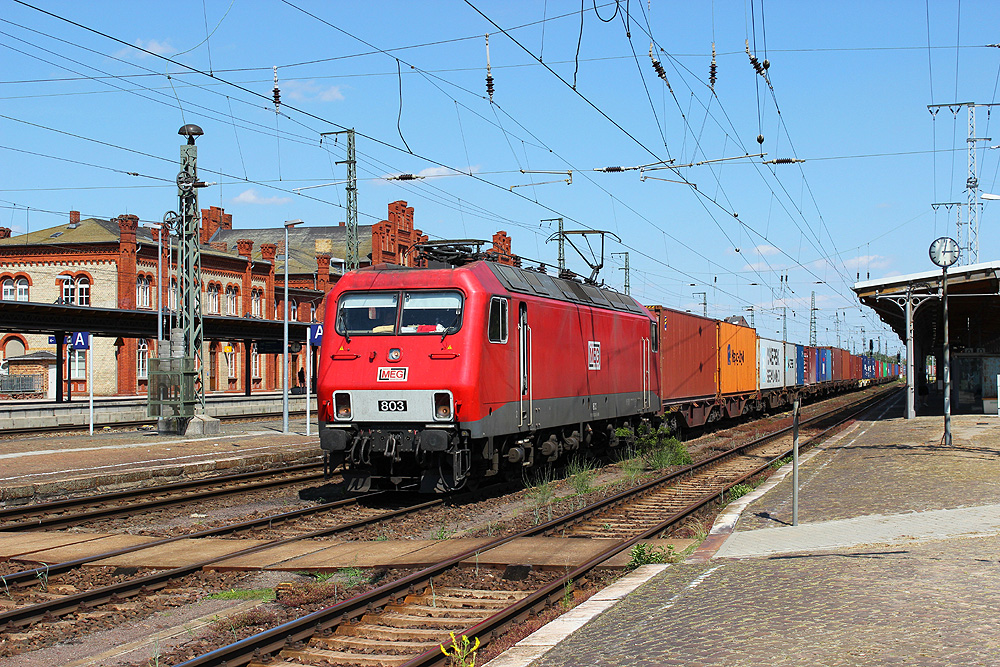 Stendal, 07.06.214 15:02 Uhr - MEG 803 fährt mit einem Containerzug aus Richtung Magdeburg kommend in Richtung Wittenberge durch