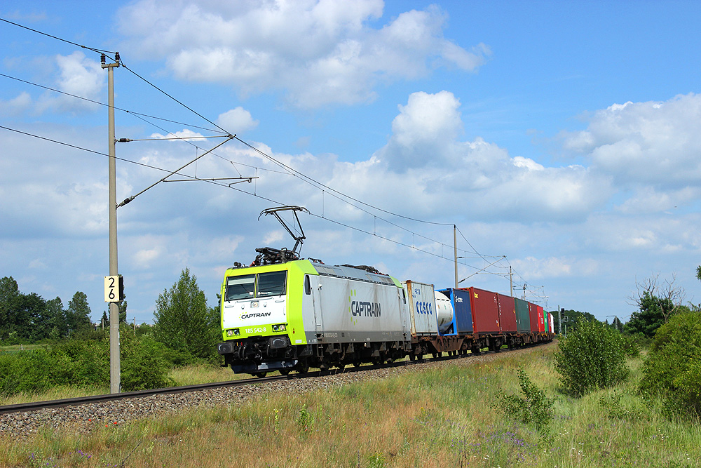 Stendal, 12.06.2014 16:19 Uhr - Captrain 185 542 fährt mit einem Containerzug in Richtung Salzwedel