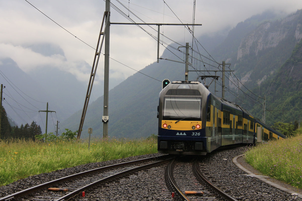 Steuerwagen 425 mit Triebwagen 326 nehmen den Abstieg in Angriff. Burglauenen, 29.Mai 2018 