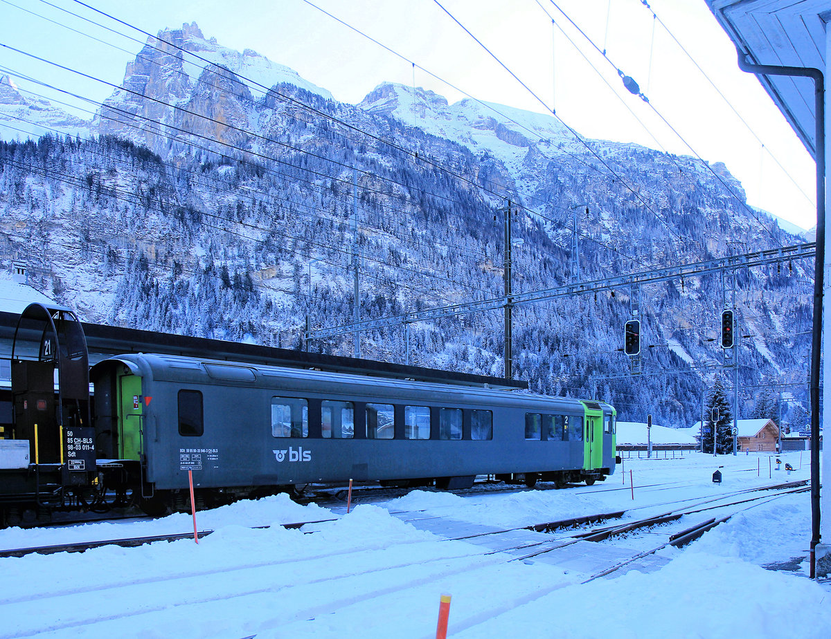 Steuerwagen der Autozüge durch den Lötschberg-Scheiteltunnel: BDt 50 85 80-35 946 (Gruppe 946-949, Bj 1963) in Kandersteg. 7.Januar 2021