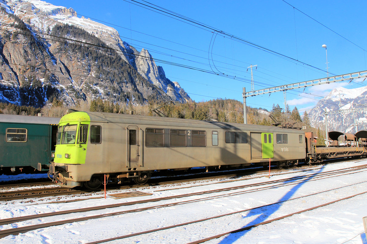 Steuerwagen der Autozüge durch den Lötschberg-Scheiteltunnel: Der eigenartig gestrichene BDt 955 ist ursprünglich ein SBB-Steuerwagen gewesen, später BLS BDt 912. Kandersteg, 7.Januar 2021  