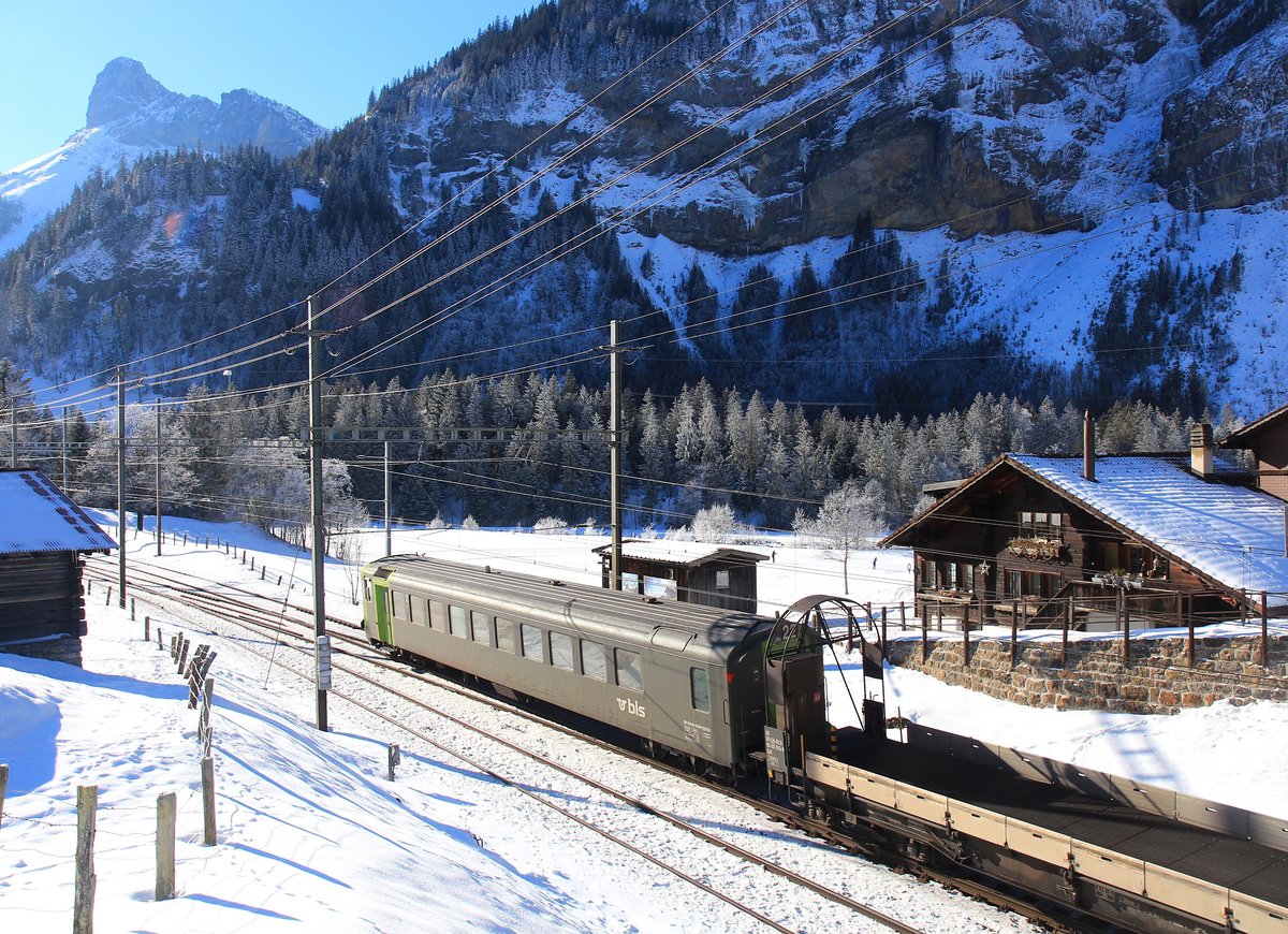 Steuerwagen der Autozüge durch den Lötschberg-Scheiteltunnel: Wagen 948 von hinten bei der Ausfahrt aus Kandersteg Richtung Tunnel. 7.Januar 2021 