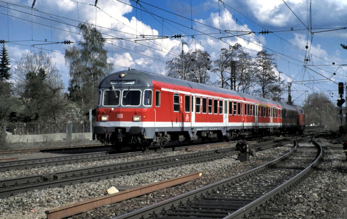 Steuerwagen Bauart Karlsruhe mit 218 im Schub in Ulm am 23.04.1999.