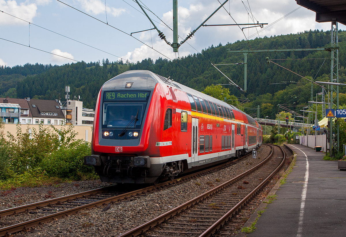 Steuerwagen voraus erreicht der RE 9 - Rhein Sieg Express (RSX) Siegen - Kln – Aachen am 21.08.2014 den Bahnhof Betzdorf (Sieg), Schublok war die 120 207-6.