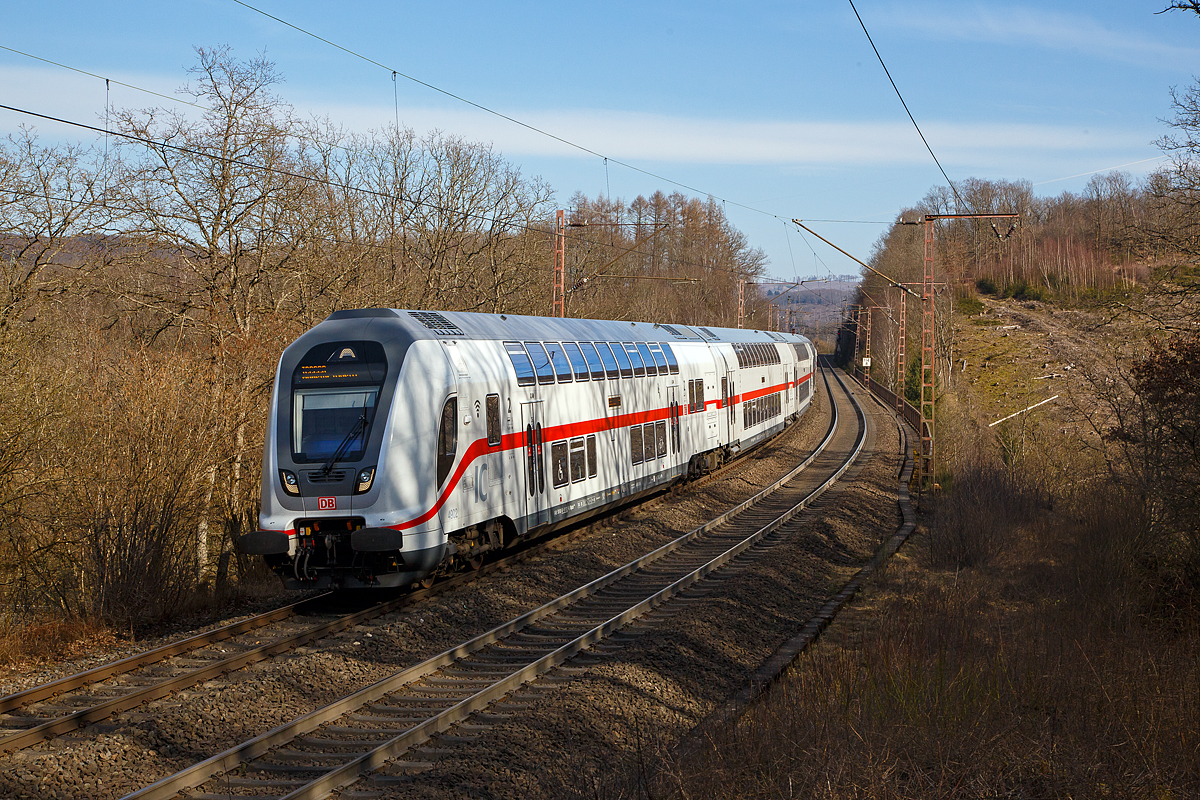 Steuerwagen voraus fährt am 13.03.2022 der IC 2228 / RE 34 (Frankfurt a.M. Hbf - Siegen – Hamm/Westf. Hbf), über den Rudersdorfer Viadukt in Richtung Siegen. Schublok war die 147 575-5 (91 80 6147 575-1 D-DB – IC 4902) der DB Fernverkehr AG.