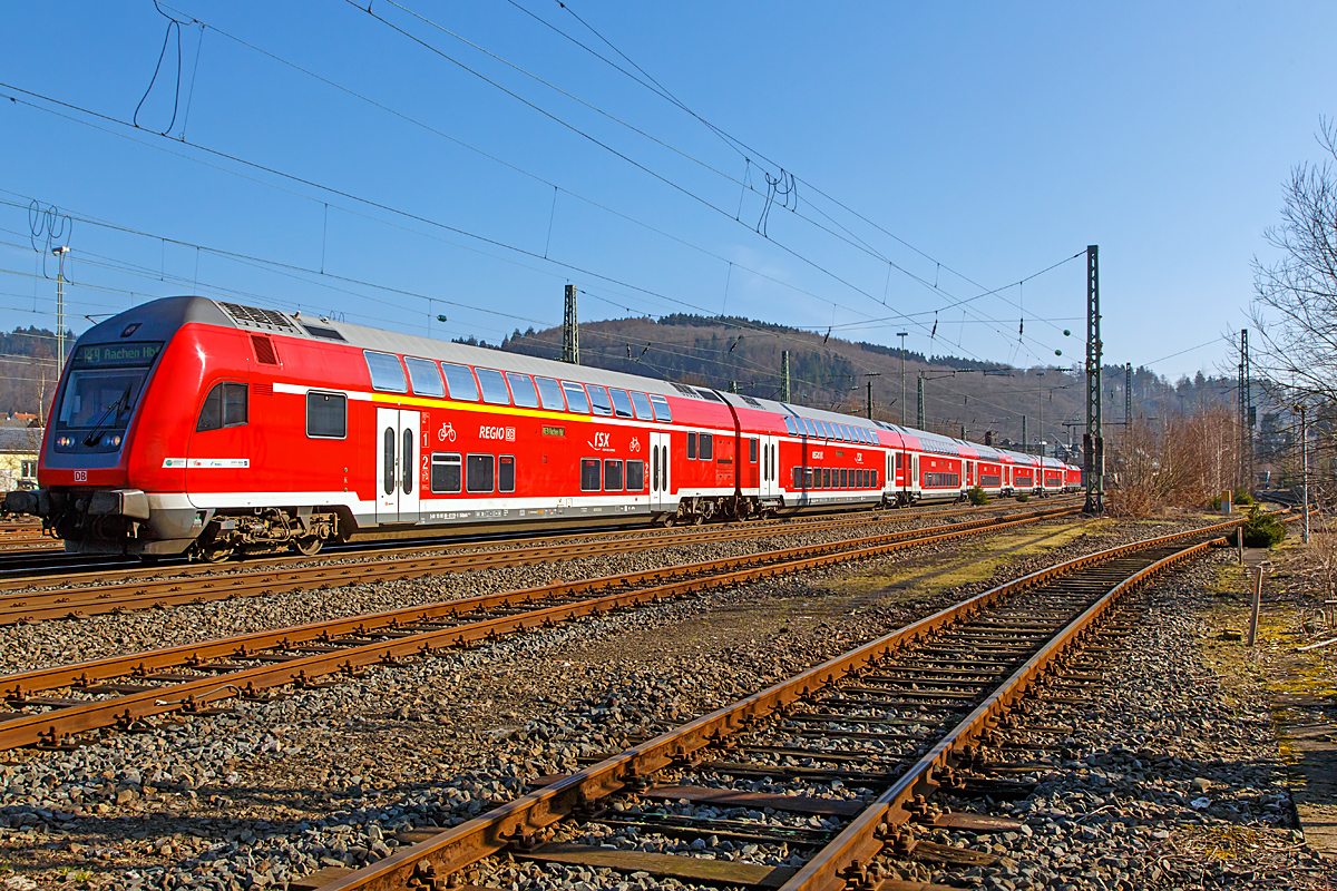 
Steuerwagen voraus fährt am 15.02.2015 der RE 9 (rsx - Rhein-Sieg-Express) Siegen - Köln - Aachen (Umlauf RE 10916) von  Betzdorf/Sieg weiter in Richtung Köln. Hier ist es der 1./2. Klasse Doppelstock-Steuerwagen (DoSto-Steuerwagen) D-DB 50 80 86 - 81 119 - 9 DABpbzf 767.3 und fünf weitere Doppelstock-Wagen, Schublok war die 120 207-6 (91 80 6120 207-6 D-DB).