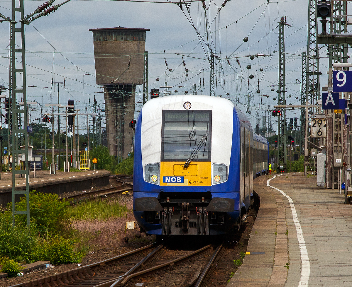 Steuerwagen voraus fährt am 16.06.2015 der Zug der NOB (Nord-Ostsee-Bahn GmbH) von Westerland auf Sylt in den Zielbahnhof Hamburg-Altona ein. Der Zug besteht aus Reisezugwagen vom Typ Bombardier Married Pairs, geschoben von der Siemens ER20 - DE2000-02 (223 054-8).