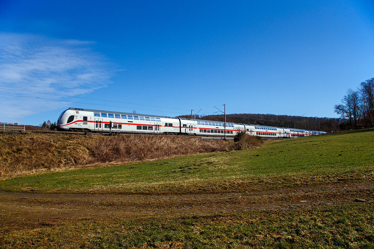 Steuerwagen voraus fährt der IC 2320 / RE 34 (Frankfurt a.M. Hbf - Siegen – Dortmund Hbf), über die Dillstrecke (KBS 445) durch Rudersdorf in Richtung Siegen. Schublok war die  147 592-0 (91 80 6147 592-0 D-DB – IC 4877) der DB Fernverkehr AG, wobei die Wagengarnitur jedoch der IC 4901 war.