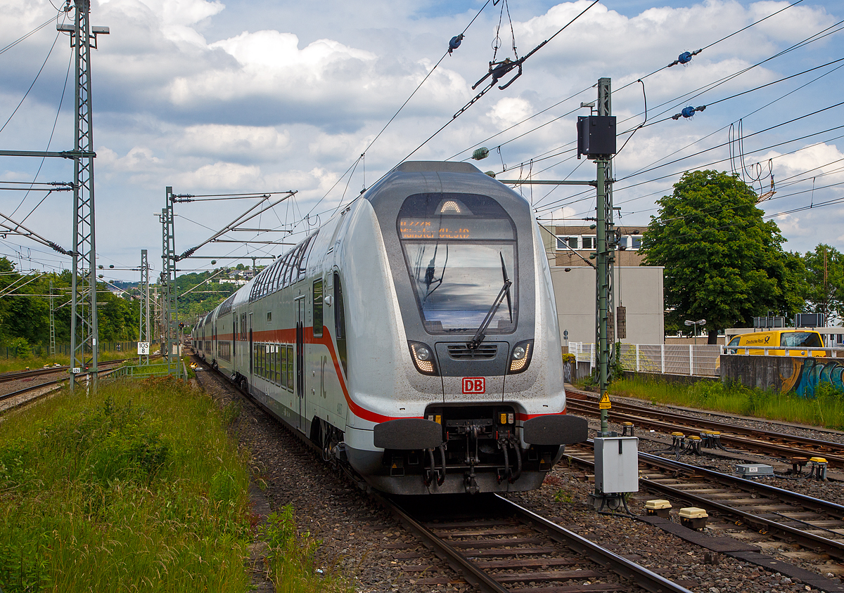 Steuerwagen voraus fhrt der IC2 (Garnitur IC 4887) am 04.06.2022, als IC 2228 / RE 34 (Frankfurt(Main)Hbf - Siegen Hbf - Mnster(Westf)Hbf), pnktlich in den Hauptbahnhof Siegen ein.  Schublok war die 147 563 (91 80 6147 563-1 D-DB - IC 4887).