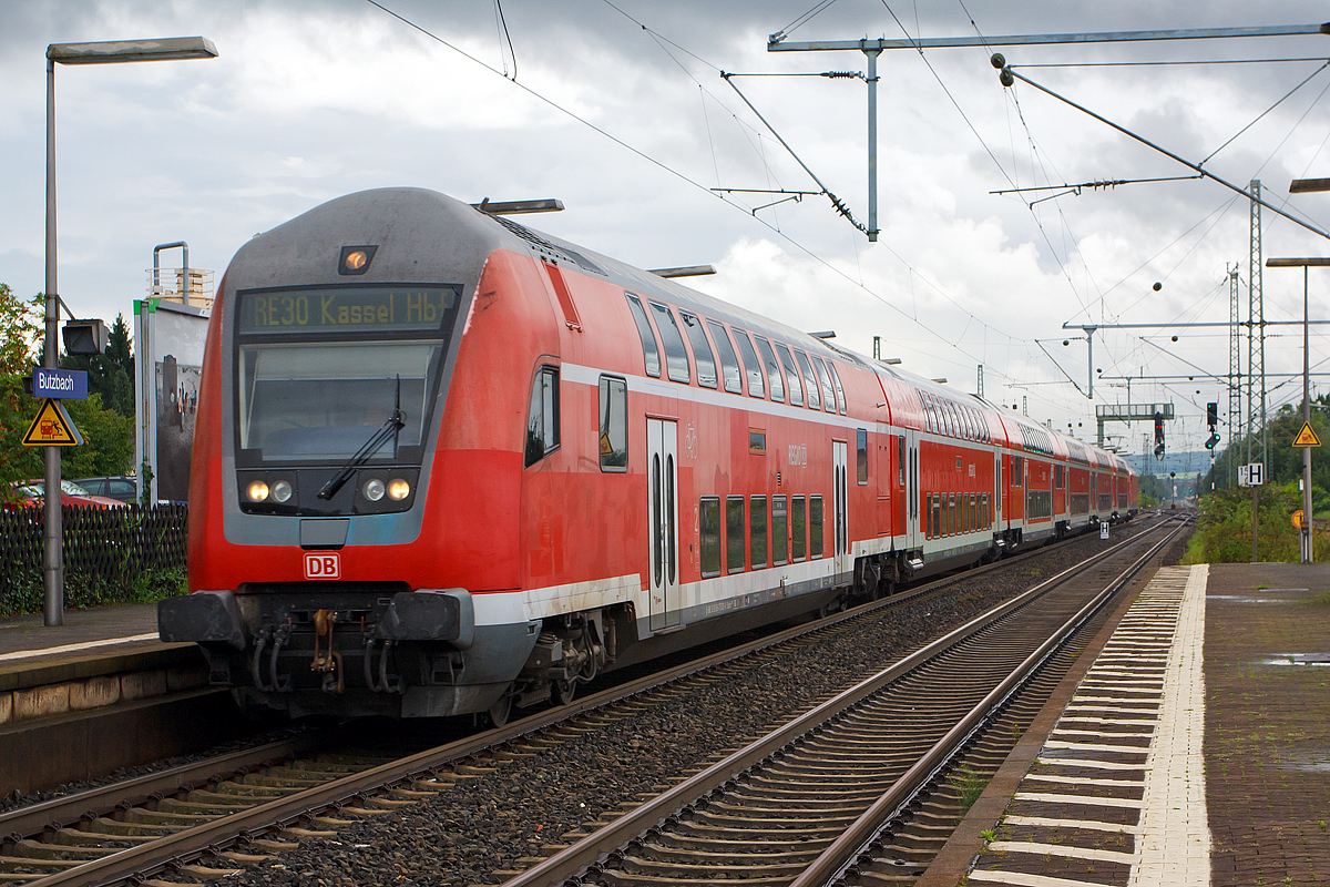 
Steuerwagen voraus fhrt der RE 30  Main-Weser-Express , Verbindung Frankfurt (Main) Hdf - Gieen - Marburg Hbf - Treysa - Kassel Hbf, am 15.08.2014 in den Bahnhof Butzbach ein.