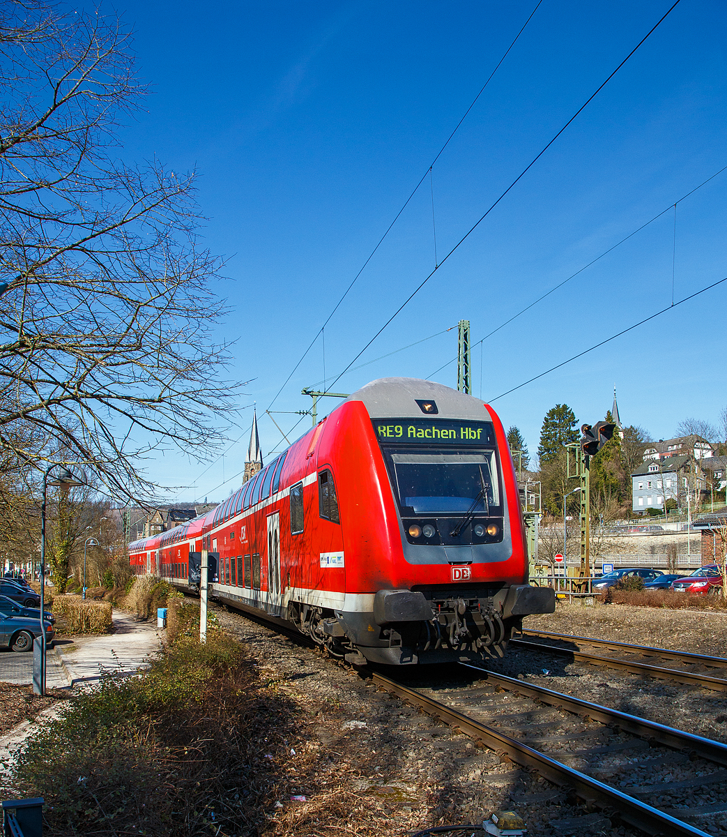 Steuerwagen voraus fährt der RE 9 - Rhein Sieg Express (RSX) Siegen - Köln – Aachen am 11.03.2022 vom Bahnhof Kirchen (Sieg) weiter in Richtung Köln, nächster Halt ist Betzdorf (Sieg). Schublok war die 146 001.