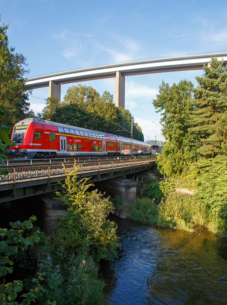 
Steuerwagen voraus (geschoben von einer 120.2er) fährt der RE 9 - Rhein-Sieg-Express (Siegen – Köln - Aachen) durch Siegen-Eiserfeld in Richtung Köln, hier überquert er gerade die Sieg. 

Im Hintergrund die 105 m hohe Siegtalbrücke der A45 (Sauerlandlinie).