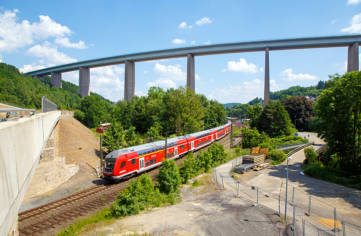 
Steuerwagen voraus (geschoben von einer 120.2er) rauscht der RE 9  Rhein-Sieg-Express  / rsx (Siegen - Köln - Aachen) am 05.06.2016 durch Siegen-Eiserfeld in Richtung Köln. 

Im Hintergrund die 105 m hohe Siegtalbrücke der A45 (Sauerlandlinie).