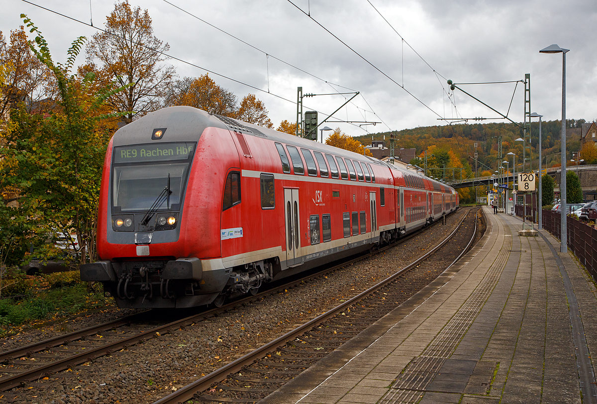 Steuerwagen voraus  geschoben von der 146 003-9, verlässt der RE 9 rsx - Rhein-Sieg-Express (Siegen– Köln - Aachen) den Bahnhof Kirchen (Sieg) in Richtung Betzdorf.