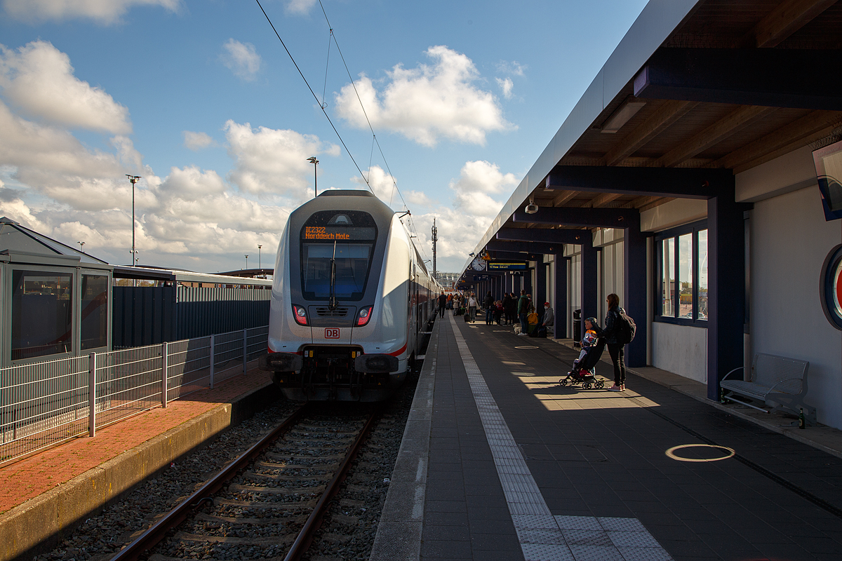 Steuerwagen voraus, hat unser IC 2322 (Frankfurt a.M. Hbf - Siegen – Hamm - Münster - Norddeich Mole), am 30.04.2022 den Zielbahnhof Norddeich Mole erreicht. Schublok war die 147 553-2 (91 80 6147 553-2 D-DB – IC 4884). Nun geht es zurück in den Abstellbereich vom Bahnhof Norddeich.