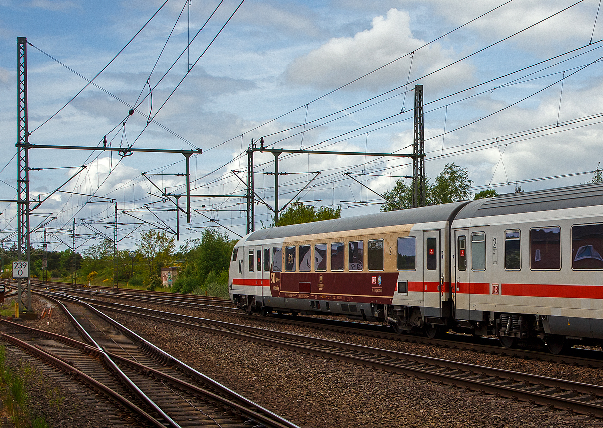Steuerwagen voraus rauscht der IC 2213 (Ostseebad Binz - Hamburg – Stuttgart) in Richtung Hamburg durch den Bahnhof Büchen (Schleswig-Holstein) in Richtung Hamburf. Der IC mit Werbung „50 Jahre Intercity“, Schublok war die 101 110-5 und hier vorne der modernisierte klimatisierte 2. Klasse InterCity-Steuerwagen D-DB 61 80 80-91 101-8 der Bauart Bpmmbdzf 286.1 (ex Bpmbdzf 296.1).

TECHNISCHE DATEN Steuerwagen: 
Baujahr: 1997
Hersteller:  PFA Weiden (Partner für Fahrzeugausstattung GmbH)
Spurweite: 1.435 mm
Länge über Puffer: 26.400 mm
Wagenkastenlänge: 26.100 mm
Wagenkastenbreite: 2.825 mm
Drehzapfenabstand: 9.000 mm
Achsstand im Drehgestell: 2.500 mm
Drehgestellbauart: SIG 725, SIG 726
Leergewicht:  48 t
Höchstgeschwindigkeit:  200 km/h
Zulassungen für: D, A, H, CZ, CH und F
Sitzplätze:  32 (2. Klasse) und 2 Rollstuhlplätze
Mehrzweckabteil:  für bis zu 16 Fahrräder
Toiletten: 1, behindertengerecht, geschlossenes System