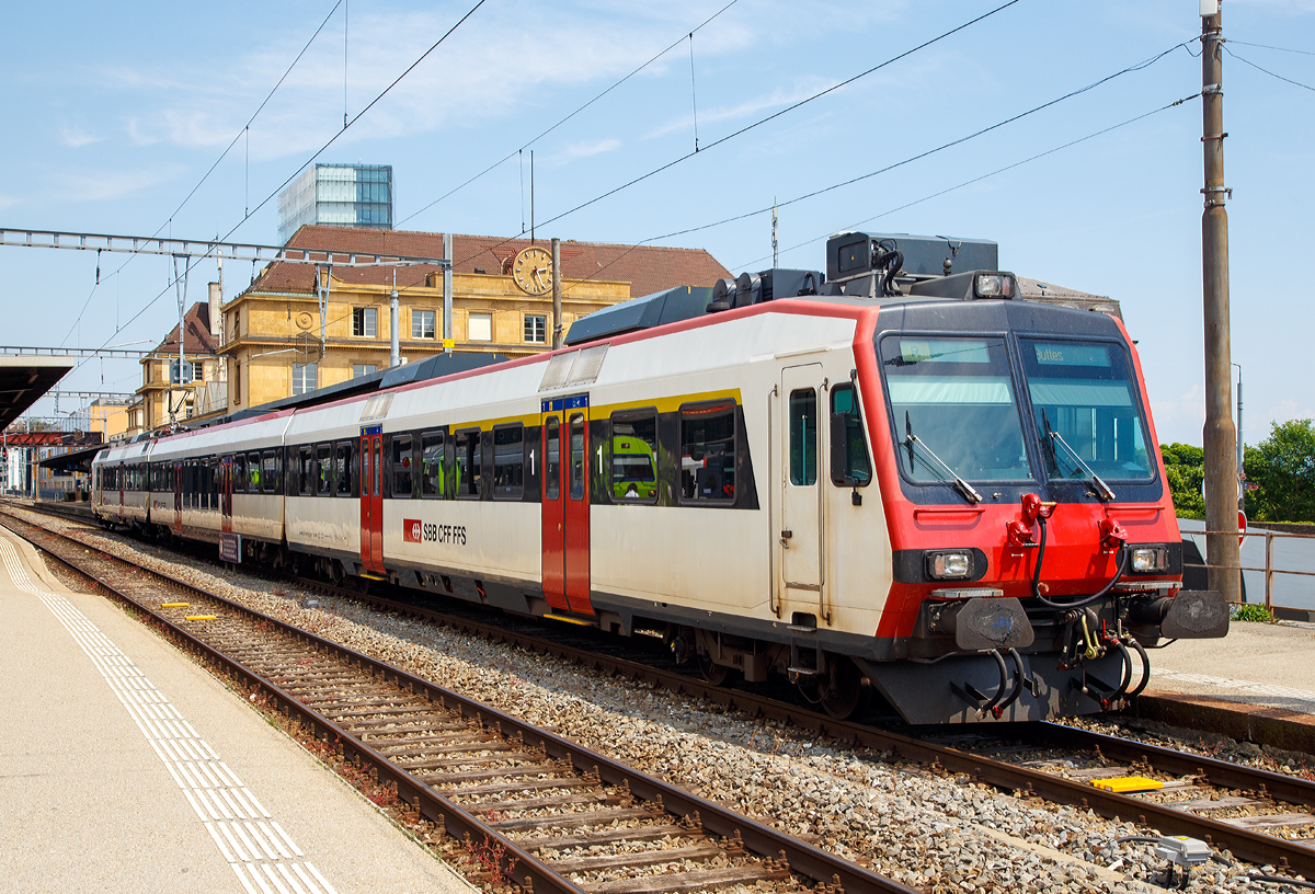 Steuerwagen voraus steht der NPZ RBDe 560 Domino am 18.05.2018 Bahnhof Neuchtel, als Regionalzug nach Buttes zur Abfahrt bereit. Triebwagen ist hier der RBDe 560 DO 94 85 7 560 239-6 CH-SBB (ex RBDe 560 056-4).

Als RBDe 4/4 wurden die Triebwagen der Schweizerischen Bundesbahnen (SBB) bezeichnet, die ab 1984 fr die als Neuer Pendelzug (NPZ) bezeichneten Regionalzugskompositionen angeschafft wurden. Sie tragen seit 1990 die Baureihenbezeichnung RBDe 560, sowie der daraus hervorgegangenen Unterbauarten, RBDe 561 und RBDe 562. Sie werden von den Schweizerischen Bundesbahnen im Regionalverkehr eingesetzt. Die an Privatbahnen gelieferten Triebwagen wurden ursprnglich als RBDe 566 bzw. RBDe 568 bezeichnet.

Die meisten von 1987 bis 1996 gebauten Fahrzeuge RBDe 560, 561 und 568 durchliefen 2008 bis 2013 ein Komplett-Modernisierungsprogramm. 

Die Triebwagen haben eine Leistung von 1.650 kW, eine Hchstgeschwindigkeit von 140 km/h und sind 25 m lang. 