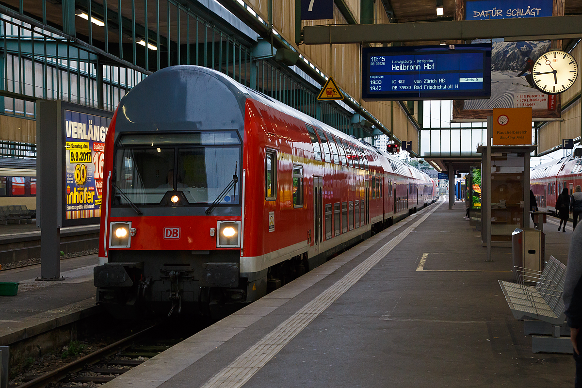Steuerwagenvoraus erreicht der RB 39926 nach Heilbronn Hbf am 09.09.2017 den Hauptbahnhof Stuttgart.

Vorne ist der Doppelstock-Steuerwagen 1./2. Klasse (DoSto-Steuerwagen) D-DB 50 80 36-33 010-0 DABuzfa 760.0 (ehemaliger DR-Steuerwagen der Gattung DABgbuzf 3633).

TECHNISCHE DATEN vom Steuerwagen: 
Spurweite: 1.435 mm
Länge über Puffer:  26.800 mm
Wagenkastenlänge:  26.190 mm
Wagenkastenbreite:  2.780 mm
Höhe über Schienenoberkante: 4.630 mm
Drehzapfenabstand: 19.500 mm
Achsstand im Drehgestell:  2.500 mm
Drehgestellbauart:  Görlitz VI-S Do
Leergewicht:  48 t
Höchstgeschwindigkeit:  140 km/h
Bremsbauart:  KE-PR-A -mZ (D) [ep|NBÜ]
Sitzplätze:  31 in der 1.Klasse und 65 in der 2. Klasse
Toiletten:  1, behindertengerecht, geschlossenes System
Hersteller:  Deutsche Waggonbau AG (DWA), Werk Görlitz 
Baujahre: 1992 bis 1993
Gebaute Anzahl: 100
Bemerkungen: 1 Mehrzweckabteil; uneingeschränkt dieselloktauglich