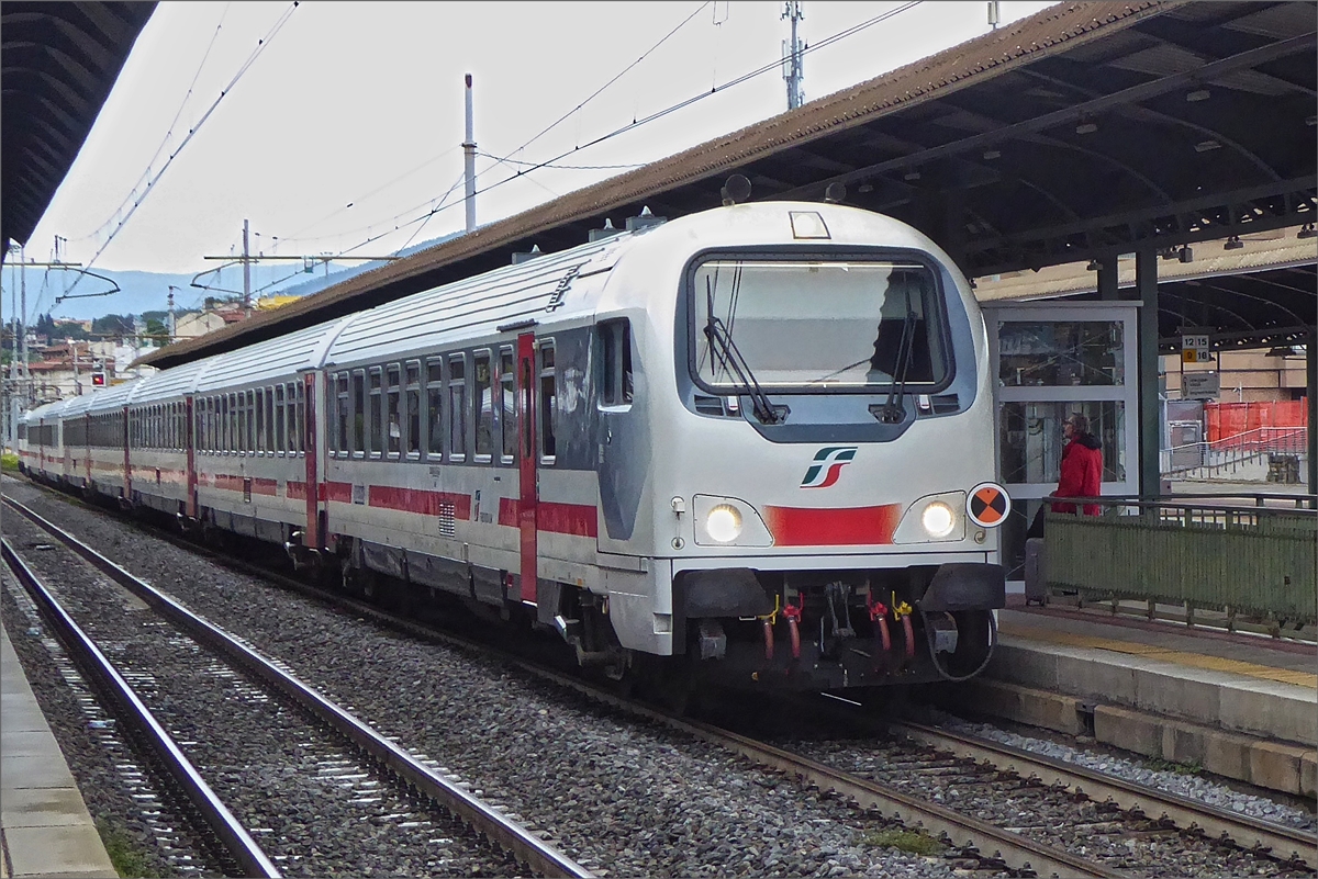 Steuerwagenvoraus fährt der Intercity am 18.05.2019 in den Bahnhof von Firenze Campo di Marte ein. (Hans)