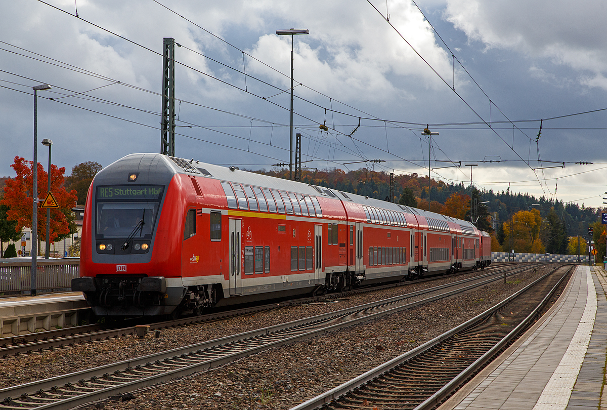 Steuerwagenvoraus, geschoben von der 146 201-9, fährt der RE 5 Ulm – Stuttgart,  am 26.10.2021 ohne Halt durch den Bahnhof Amstetten (Württ) und gleich geht es die Geislinger Steige hinab.