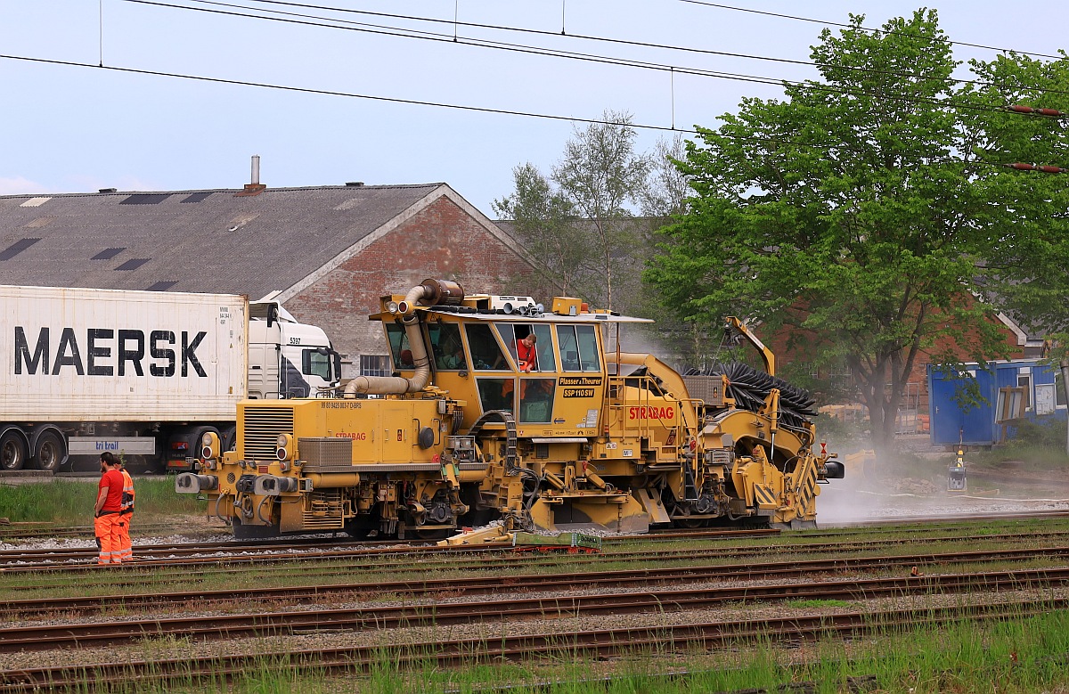 STRABAG's SSP 110 SW registriert unter 99 80 9425 003-7 half ebenfalls bei den Arbeiten an den neuen Gleisen der Zufahrt zur VikingRail Zufahrt. Pattburg/DK 19.05.2023