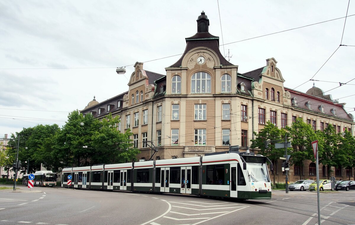 Straenbahn / Stadtverkehr Augsburg; Combino NF 8 Nr.822 von Siemens Baujahr 2000 am 31.05.2015.