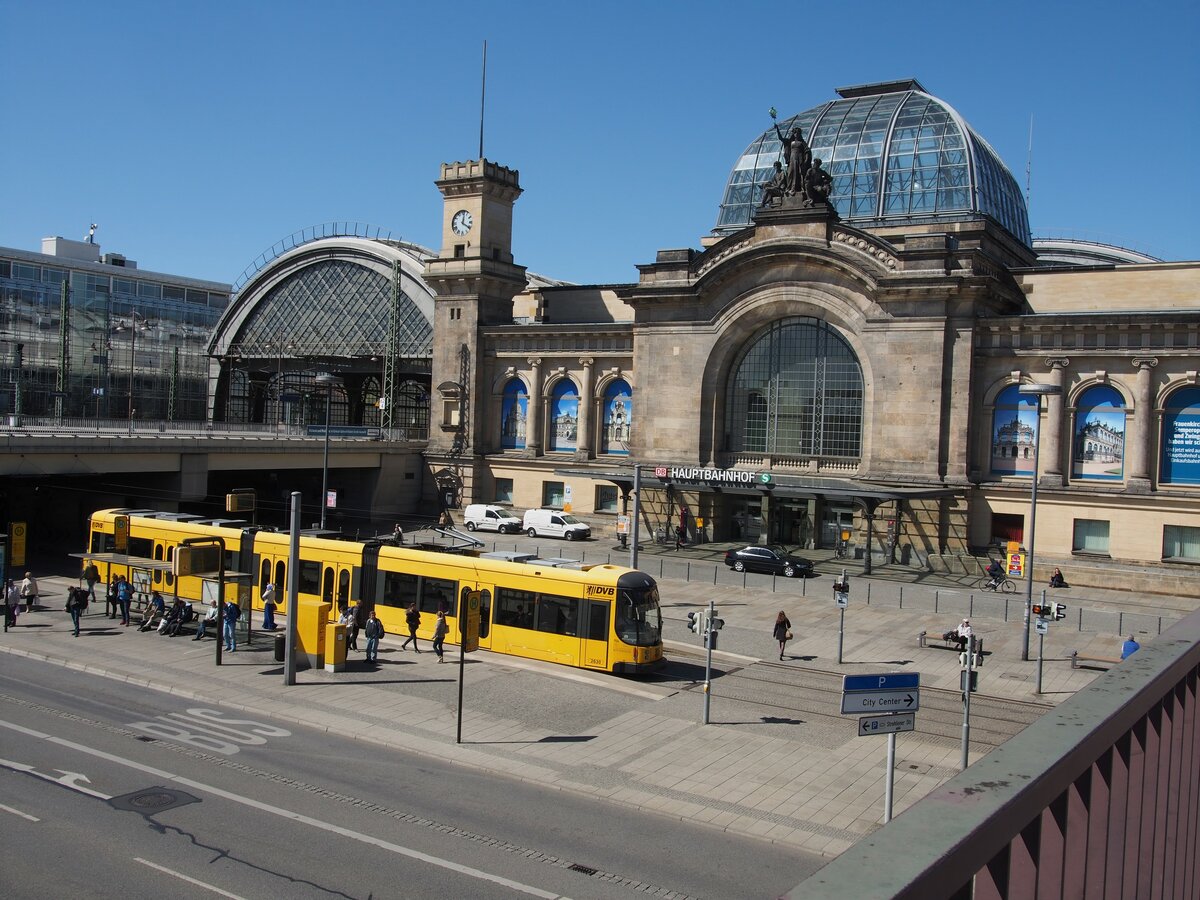 Straenbahn / Stadtverkehr; Dresden;  NGTD 8 DD Nr.2630 von Bombardier Baujahr 2008 in der Hst Hauptbahnhof in Dresden am 20.06.2015.