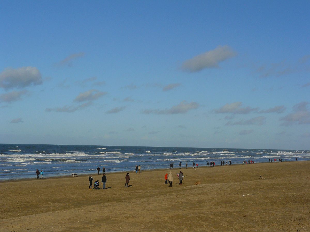 Strand Noordwijk, 29-10-2013.

Wandelaars op het strand in Noordwijk, 29-10-2013.