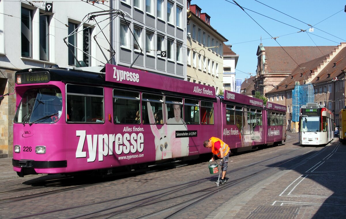 Straßenbahn / Stadtbahn; Freiburg/Breisgau;   GT 8 N Nr.226 mit Werbung  Zypresse  von Düwag Baujahr 1990 in Freiburg/Breisgau am 14.07.2019.