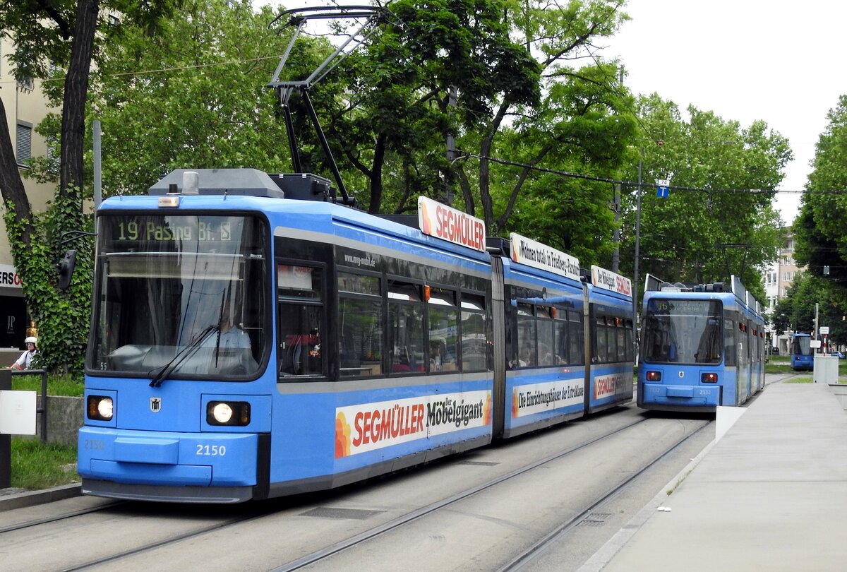 Straßenbahn / Stadtbahn München; R 2.2b Nr. 2150 und 2132 von Adtranz / IF TEC Baujahr 1996 am Stachus in München am 09.06.2019.