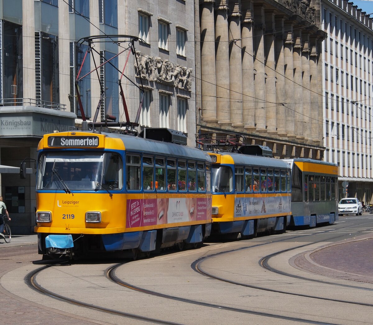 Straßenbahn / Stadtveerkehr Leipzig; T 4 D-M1 Nr.2119 und eine weitere, sowie ein Anhänger NB 4 von Bombardier beim Augustusplatz in Leipzig am 23.07.2019.