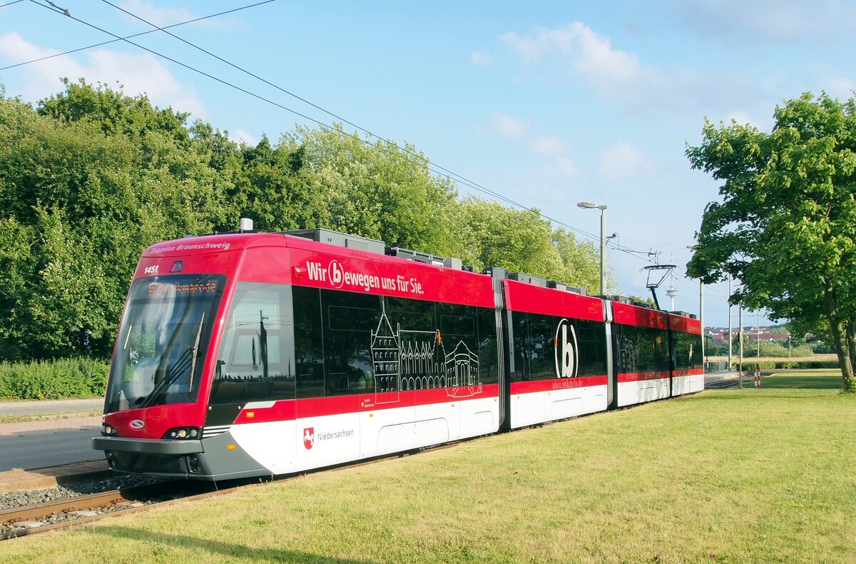 Straßenbahn / Stadtverkehr ;  Braunschweig;   Tramino GT 8 S Nr.1451 von Solaris Baujahr 2014 in Braunschweig am 27.06.2015.