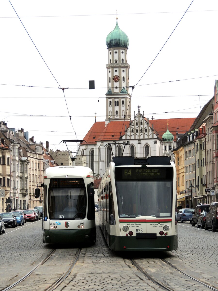 Straßenbahn / Stadtverkehr  Augsburg;  City Flex Nr.879 und Combino Nr.823 am Ulrichsplatz in Augsburg am 23.08.2013. Aufnahme vom Herkulesbrunnen aus. Diese Aufnahmen waren nur während der Bauzeit des Königsplatzes möglich.