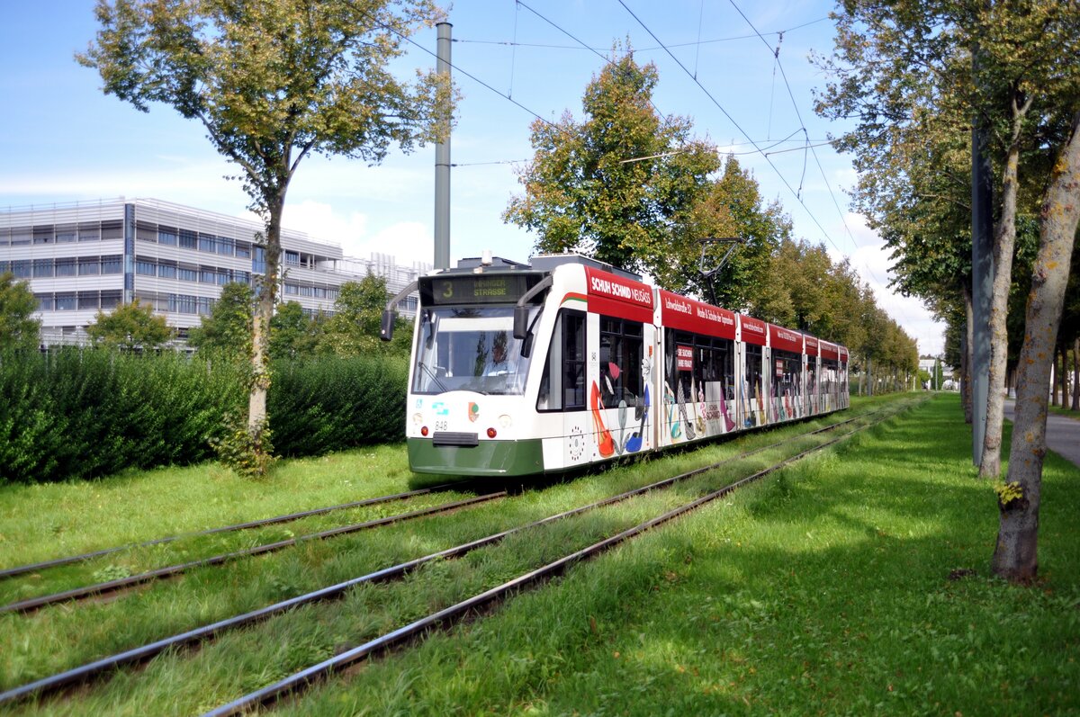 Straßenbahn / Stadtverkehr Augsburg; Combino NF 8 Nr.848 von Siemens Baujahr 2002 färht auf Linie 3 zwischen den Haltestellen Universität und Bayerisches Umweltamt am 17.09.2010.