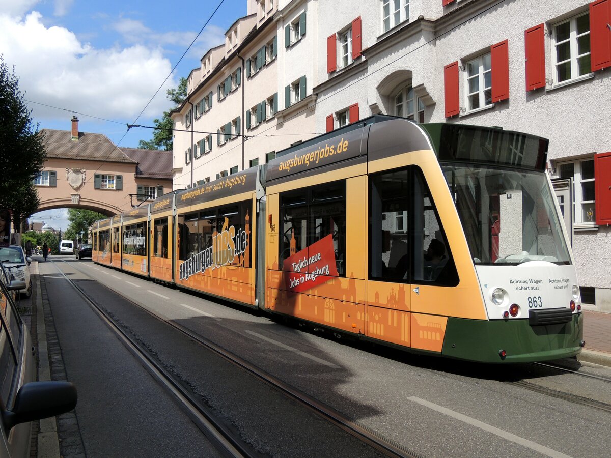 Straßenbahn / Stadtverkehr; Augsburg;  Combino Nr.863 beim Fischertor in Augsburg am 30.07.2013.