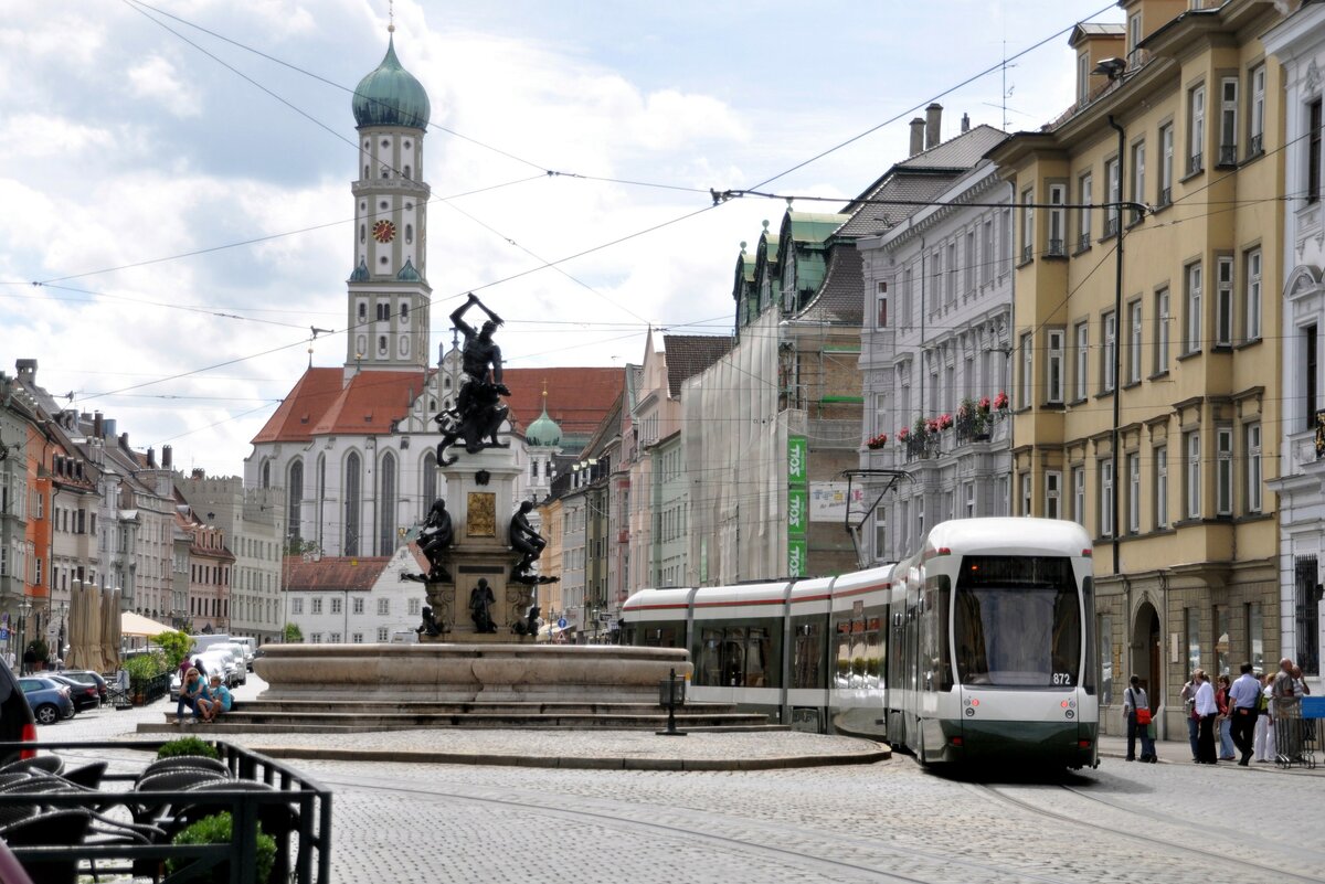 Straßenbahn / Stadtverkehr Augsburg; während der Baumaßnahmen am Königsplatz wird die Straßenbahn durch die Maximilianstraße geführt. Hier umfährt ein CityFlex Outlook CF 8 Nr.872 von Bombardier den Herkulesbrunnen am 25.08.2010.