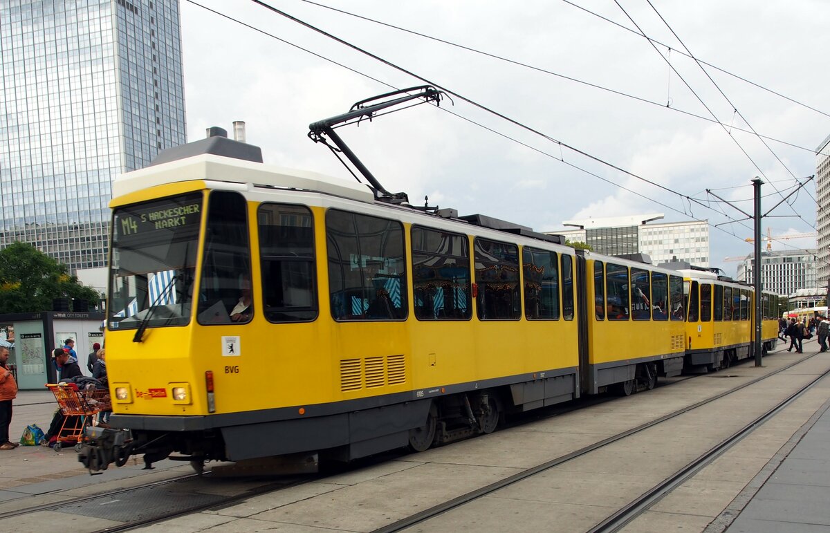 Straßenbahn / Stadtverkehr; Berlin;   KT 4 D der BVG Nr.6105 von CKD Tatra-Bautzen; Baujahr 1984 am Alexanderplatz in Berlin am 07.10.2016.