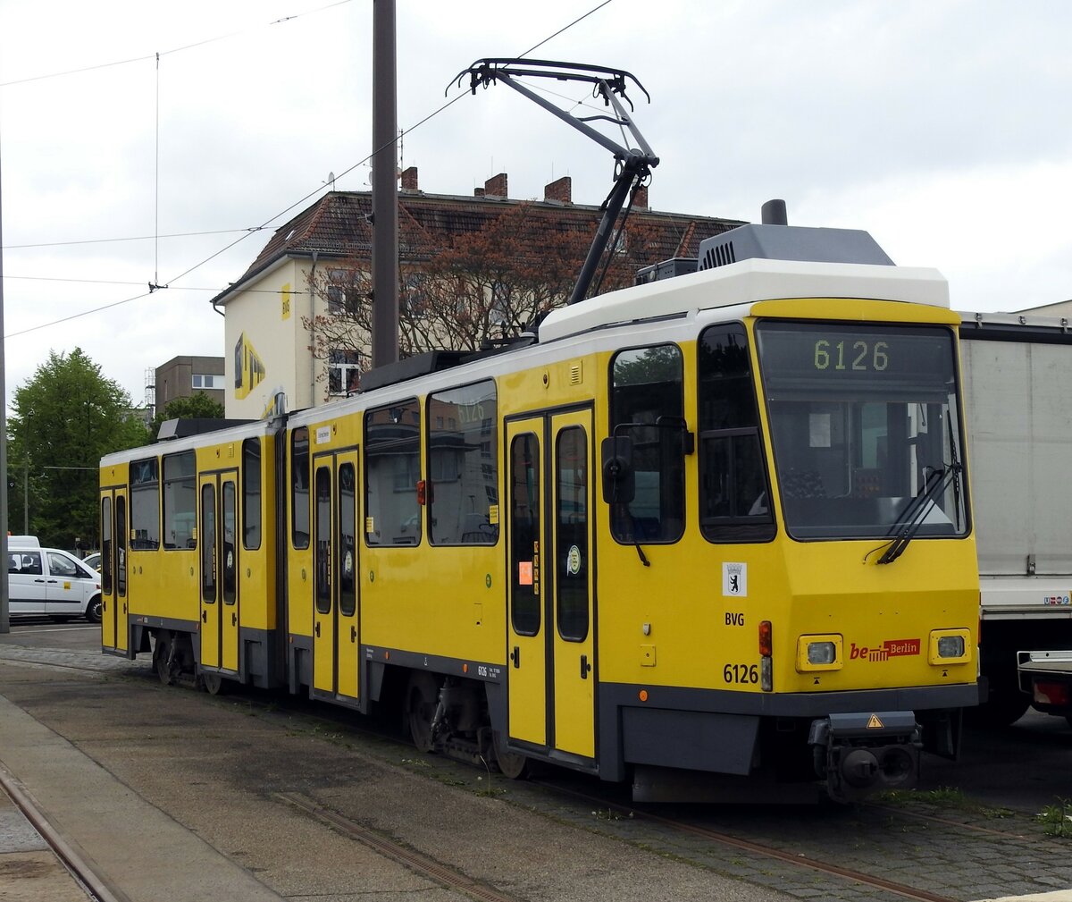 Straßenbahn / Stadtverkehr; Berlin;        KT 4 D Nr.6126 von CKD Tatra-Bautzen Baujahr 1980 in Berlin-Lichtenberg am 10.05.2017.