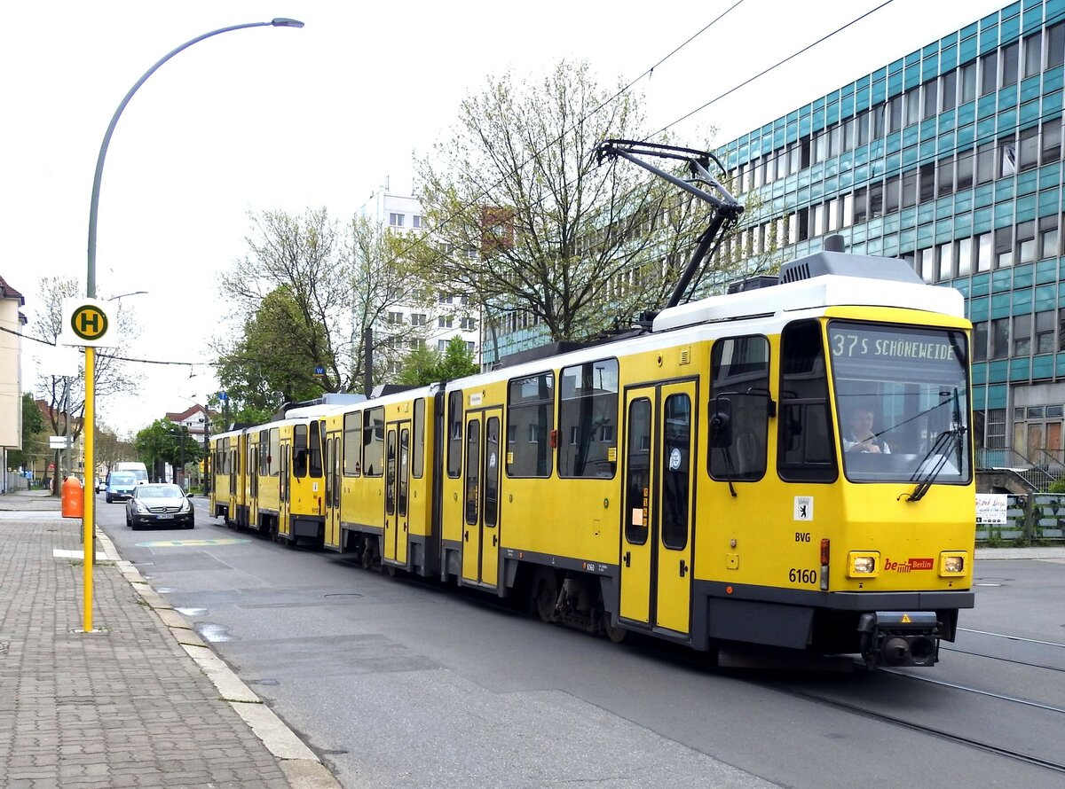Straßenbahn / Stadtverkehr; Berlin;     KT 4 D Nr.6160 von CKD Tatra-Bautzen Baujahr 1986 an der Haltestelle Betreibshof Lichtenberg in Berlin am 10.05.2017.