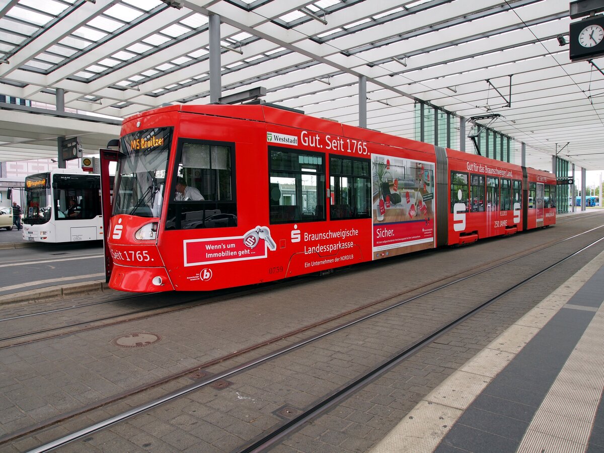 Straßenbahn / Stadtverkehr; Braunchweig;    NGT 8 D Nr.0758 von Alstom Baujahr 2007 mit Nameni  Weststadt  in der Hst Hauptbahnhof in Braunschweig am 16.06.2016.