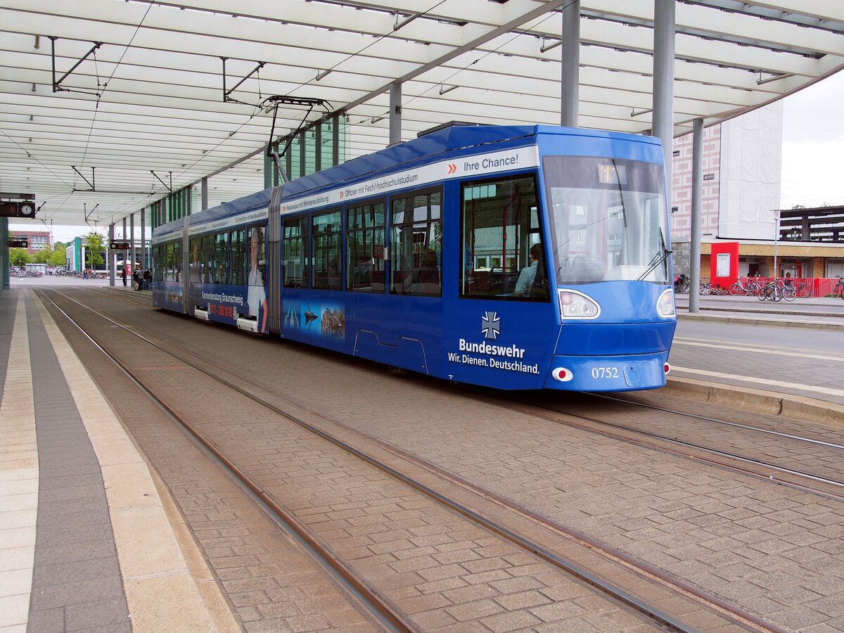 Straßenbahn / Stadtverkehr; Braunschweig;       NGT 8 D Nr.0752 von Alstom Baujahr 2007 mit Namen:  Melverode  in der Hst Braunschweig Hbf am 16.06.2016.