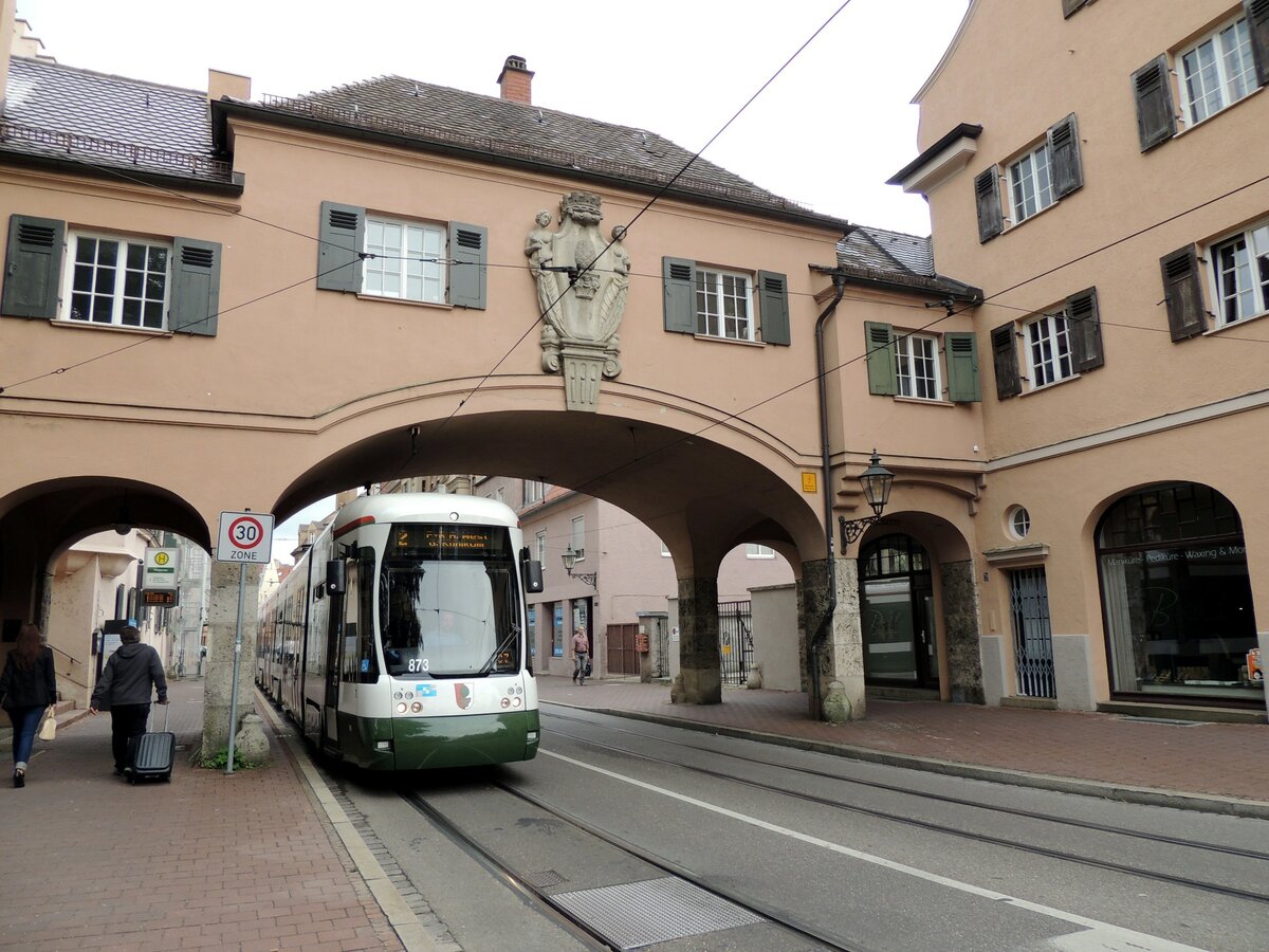 Straßenbahn / Stadtverkehr; CityFlex Nr.873 fährt in Augsburg auf der Linie 2 durch das Fischertor am 23.08.2013.