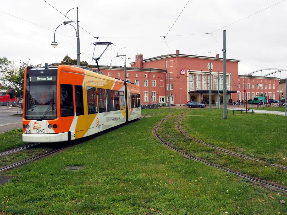 Straenbahn / Stadtverkehr; Dessau;   LF 2000 Nr.310 von Bombardier, Baujahr 2001 vor dem Bahnhof Dessau am 12.10.2016.