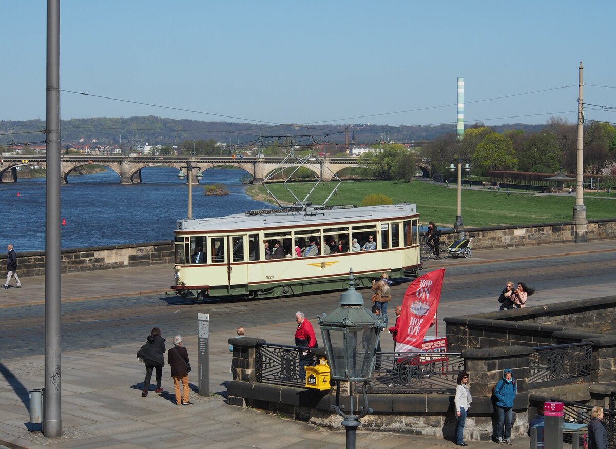 Straßenbahn / Stadtverkehr; Dresden; Kleiner Hecht Nr.1820 auf der Augustusbrücke in Dresden am 20.04.2015.
